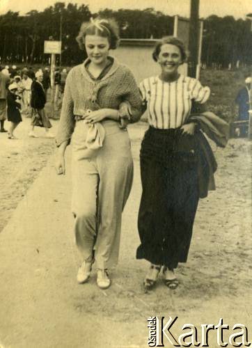 Lato 1938, Jastarnia lub Gdynia, woj. pomorskie, Rzeczpospolita Polska.
Larysa Zajączkowska (z prawej) z koleżanką podczas wakacji nad Morzem Bałtyckim.
Fot. NN, kolekcja Larysy Zajączkowskiej-Mitznerowej, zbiory Ośrodka KARTA