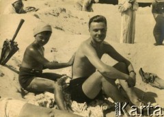 Lato 1938, Jastarnia lub Gdynia, woj. pomorskie, Rzeczpospolita Polska.
Jerzy Zajączkowski (z lewej) z przyjacielem jego siostry Larysy na plaży nad Morzem Bałtyckim.
Fot. NN, kolekcja Larysy Zajączkowskiej-Mitznerowej, zbiory Ośrodka KARTA