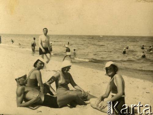 Lato 1938, Jastarnia lub Gdynia, woj. pomorskie, Rzeczpospolita Polska.
Larysa Zajączkowska (w środku) z przyjaciółmi na plaży nad Morzem Bałtyckim. 
Fot. NN, kolekcja Larysy Zajączkowskiej-Mitznerowej, zbiory Ośrodka KARTA