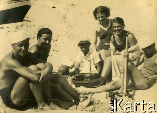 Lato 1938, Jastarnia lub Gdynia, woj. pomorskie, Rzeczpospolita Polska.
Larysa Zajączkowska (2. z prawej) z bratem Jerzym (w środku) i przyjaciółmi na plaży nad Morzem Bałtyckim.
Fot. NN, kolekcja Larysy Zajączkowskiej-Mitznerowej, zbiory Ośrodka KARTA