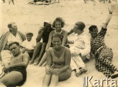 Lato 1938, Jastarnia lub Gdynia, woj. pomorskie, Rzeczpospolita Polska.
Larysa Zajączkowska (z przodu) z rodziną i przyjaciółmi na plaży nad Morzem Bałtyckim. Z tyłu od lewej siedzą jej babcia Larysa Michelson i brat Jerzy. 
Fot. NN, kolekcja Larysy Zajączkowskiej-Mitznerowej, zbiory Ośrodka KARTA