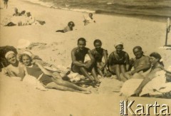 Lato 1938, Jastarnia lub Gdynia, woj. pomorskie, Rzeczpospolita Polska.
Rodzina Zajączkowskich z przyjaciółmi podczas wakacji na plaży nad Morzem Bałtyckim. Od prawej: Elżbieta i Piotr oraz ich córka Larysa. 
Fot. NN, kolekcja Larysy Zajączkowskiej-Mitznerowej, zbiory Ośrodka KARTA