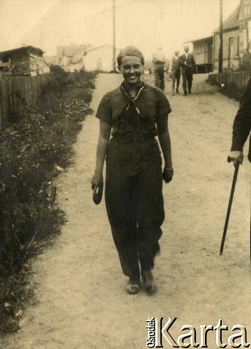 Lato 1938, Jastarnia lub Gdynia, woj. pomorskie, Rzeczpospolita Polska.
Larysa Zajączkowska na wakacjach nad Morzem Bałtyckim.
Fot. NN, kolekcja Larysy Zajączkowskiej-Mitznerowej, zbiory Ośrodka KARTA