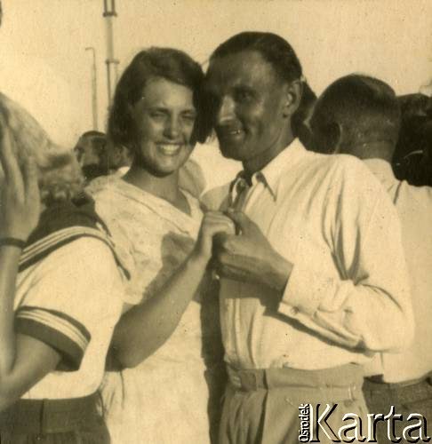 Lato 1938, Jastarnia lub Gdynia, woj. pomorskie, Rzeczpospolita Polska.
Dancing na plaży. Larysa Zajączkowska podczas tańca.
Fot. NN, kolekcja Larysy Zajączkowskiej-Mitznerowej, zbiory Ośrodka KARTA