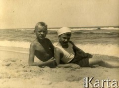 Lato 1938, Jastarnia lub Gdynia, woj. pomorskie, Rzeczpospolita Polska.
Jerzy Zajączkowski (z prawej) z kolegą na plaży nad Morzem Bałtyckim.
Fot. NN, kolekcja Larysy Zajączkowskiej-Mitznerowej, zbiory Ośrodka KARTA