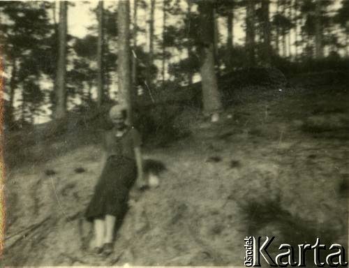 Lato 1938, Jastarnia lub Gdynia, woj. pomorskie, Rzeczpospolita Polska.
Larysa Zajączkowska siedzi na wzgórzu. 
Fot. NN, kolekcja Larysy Zajączkowskiej-Mitznerowej, zbiory Ośrodka KARTA