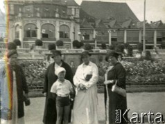 Lato 1938, Sopot, woj. pomorskie, Rzeczpospolita Polska.
Rodzina Zajączkowskich przed Domem Zdrojowym. 2. z lewej babcia Larysa Michelson, przed nią Jerzy (brat Larysy). Z prawej Elżbieta (matka Larysy i Jerzego).
Fot. NN, kolekcja Larysy Zajączkowskiej-Mitznerowej, zbiory Ośrodka KARTA