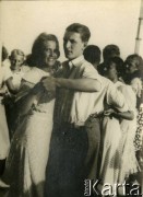 Lato 1938, Jastarnia lub Gdynia, woj. pomorskie, Rzeczpospolita Polska.
Dancing na plaży. Larysa Zajączkowska tańczy z kolegą.
Fot. NN, kolekcja Larysy Zajączkowskiej-Mitznerowej, zbiory Ośrodka KARTA