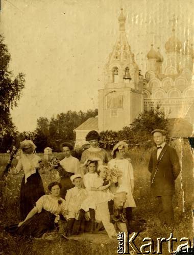 Początek XX wieku, Imperium Rosyjskie.
Rodzina w parku. Za nimi widoczna cerkiew.  
Fot. NN, kolekcja Larysy Zajączkowskiej-Mitznerowej, zbiory Ośrodka KARTA
