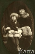 1925-1927, prawdopodobnie Francja.
Larysa Zajączkowska z babcią Larysą Michelson.
Fot. NN, kolekcja Larysy Zajączkowskiej-Mitznerowej, zbiory Ośrodka KARTA