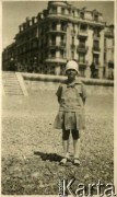 1925-1927, Nicea, Francja.
Larysa Zajączkowska na spacerze po Promenadzie Anglików. W głębi widoczna kamienica
Fot. NN, kolekcja Larysy Zajączkowskiej-Mitznerowej, zbiory Ośrodka KARTA

