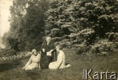 Początek lat 30., Rzeczpospolita Polska.
Kobiety odpoczywające w parku.
Fot. NN, kolekcja Larysy Zajączkowskiej-Mitznerowej, zbiory Ośrodka KARTA