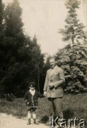 Początek lat 30., Rzeczpospolita Polska.
Mężczyzna trzymający za rękę Jerzego Zajączkowskiego (brata Larysy).
Fot. NN, kolekcja Larysy Zajączkowskiej-Mitznerowej, zbiory Ośrodka KARTA