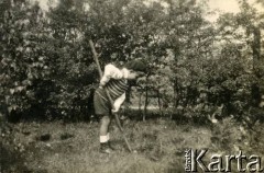 Początek lat 30., Rzeczpospolita Polska.
Jerzy Zajączkowski (brat Larysy) kopie w ogródku.
Fot. NN, kolekcja Larysy Zajączkowskiej-Mitznerowej, zbiory Ośrodka KARTA