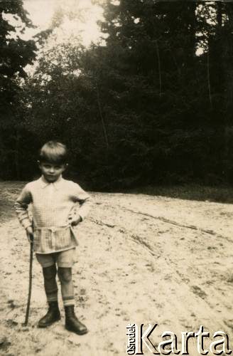 Początek lat 30., Rzeczpospolita Polska.
Jerzy Zajączkowski (brat Larysy) na drodze w lesie.
Fot. NN, kolekcja Larysy Zajączkowskiej-Mitznerowej, zbiory Ośrodka KARTA