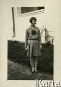 Ok. 1930, Rzeczpospolita Polska.
Larysa Zajączkowska przed domem. 
Fot. NN, kolekcja Larysy Zajączkowskiej-Mitznerowej, zbiory Ośrodka KARTA