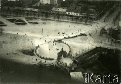 1931, Częstochowa, woj. kieleckie, Rzeczpospolita Polska.
Bramy prowadzące do Sanktuarium Matki Bożej Częstochowskiej na Jasnej Górze od strony południowej, widziane z wieży. 
Fot. NN, kolekcja Larysy Zajączkowskiej-Mitznerowej, zbiory Ośrodka KARTA