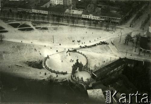 1931, Częstochowa, woj. kieleckie, Rzeczpospolita Polska.
Bramy prowadzące do Sanktuarium Matki Bożej Częstochowskiej na Jasnej Górze od strony południowej, widziane z wieży. 
Fot. NN, kolekcja Larysy Zajączkowskiej-Mitznerowej, zbiory Ośrodka KARTA