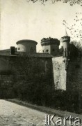 1931, Pieskowa Skała k. Sułoszowa, woj. krakowskie, Rzeczpospolita Polska.
Fragment bramy wjazdowej do Zamku Pieskowa Skała. Nad nią widoczne baszty. 
Fot. NN, kolekcja Larysy Zajączkowskiej-Mitznerowej, zbiory Ośrodka KARTA