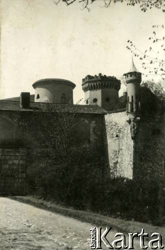 1931, Pieskowa Skała k. Sułoszowa, woj. krakowskie, Rzeczpospolita Polska.
Fragment bramy wjazdowej do Zamku Pieskowa Skała. Nad nią widoczne baszty. 
Fot. NN, kolekcja Larysy Zajączkowskiej-Mitznerowej, zbiory Ośrodka KARTA
