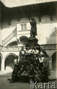 1931, Kraków, Rzeczpospolita Polska.
Uczennice Gimnazjum Żeńskiego Zofii Pętkowskiej i Wiktorii Macińskiej przed pomnikiem Mikołaja Kopernika na dziedzińcu Collegium Maius Uniwersytetu Jagiellońskiego. W drugim rzędzie 2. z prawej stoi Larysa Zajączkowska.
Fot. NN, kolekcja Larysy Zajączkowskiej-Mitznerowej, zbiory Ośrodka KARTA