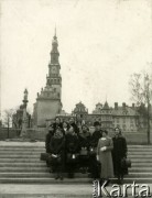 1931, Częstochowa, woj. kieleckie, Rzeczpospolita Polska.
Uczennice Gimnazjum Żeńskiego Zofii Pętkowskiej i Wiktorii Macińskiej z Łodzi pozują do zdjęcia z nauczycielką i księdzem na tle Sanktuarium Matki Bożej Częstochowskiej. 2. z lewej (z przodu) stoi Larysa Zajączkowska.
Fot. NN, kolekcja Larysy Zajączkowskiej-Mitznerowej, zbiory Ośrodka KARTA