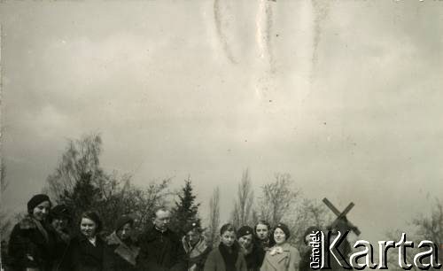 1931, Częstochowa, woj. kieleckie, Rzeczpospolita Polska.
Jasna Góra. Uczennice Gimnazjum Żeńskiego Zofii Pętkowskiej i Wiktorii Macińskiej z Łodzi pozują do zdjęcia z księdzem. 4. z prawej stoi Larysa Zajączkowska.
Fot. NN, kolekcja Larysy Zajączkowskiej-Mitznerowej, zbiory Ośrodka KARTA