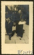 5.04.1932, Łódź, Rzeczpospolita Polska.
Larysa Zajączkowska z bratem Jerzym idą ulicą. 
Fot. NN, kolekcja Larysy Zajączkowskiej-Mitznerowej, zbiory Ośrodka KARTA