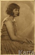 Ok. 1933, Łódź, Rzeczpospolita Polska.
Portret Larysy Zajączkowskiej. 
Fot. Adam Urbanowicz, Artystyczna Fotografja, kolekcja Larysy Zajączkowskiej-Mitznerowej, zbiory Ośrodka KARTA