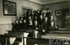 Ok. 1933, Łódź, Rzeczpospolita Polska.
Uczennice Gimnazjum Żeńskiego Zofii Pętkowskiej i Wiktorii Macińskiej w klasie. W drugim rzędzie w środku siedzi Larysa Zajączkowska.
Fot. NN, kolekcja Larysy Zajączkowskiej-Mitznerowej, zbiory Ośrodka KARTA