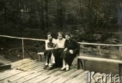Ok.1933, Rzeczpospolita Polska.
Koleżanki Larysy Zajączkowskiej z klasy z Gimnazjum Żeńskiego Zofii Pętkowskiej i Wiktorii Macińskiej w Łodzi.
Fot. NN, kolekcja Larysy Zajączkowskiej-Mitznerowej, zbiory Ośrodka KARTA