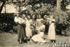 Ok.1933, Rzeczpospolita Polska.
Koleżanki Larysy Zajączkowskiej z klasy z Gimnazjum Żeńskiego Zofii Pętkowskiej i Wiktorii Macińskiej w Łodzi. Klęczy Larysa Zajączkowska.
Fot. NN, kolekcja Larysy Zajączkowskiej-Mitznerowej, zbiory Ośrodka KARTA