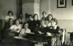 Ok.1933, Łódź, Rzeczpospolita Polska.
Uczennice Gimnazjum Żeńskiego Zofii Pętkowskiej i Wiktorii Macińskiej w klasie. W drugim rzędzie w 3. z lewej siedzi Larysa Zajączkowska.
Fot. NN, kolekcja Larysy Zajączkowskiej-Mitznerowej, zbiory Ośrodka KARTA