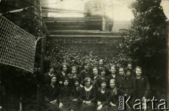 Ok.1933, Łódź, Rzeczpospolita Polska.
Uczennice Gimnazjum Żeńskiego Zofii Pętkowskiej i Wiktorii Macińskiej z nauczycielką Walerią Kaiserówną (w pierwszym rzędzie 4. z lewej) na boisku szkolnym. Obok nauczycielki z prawej strony siedzi Larysa Zajączkowska.
Fot. NN, kolekcja Larysy Zajączkowskiej-Mitznerowej, zbiory Ośrodka KARTA