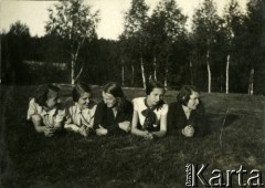 Ok.1933, Rzeczpospolita Polska.
Larysa Zajączkowska (2. z lewej) z koleżankami z klasy z Gimnazjum Żeńskiego Zofii Pętkowskiej i Wiktorii Macińskiej w parku.
Fot. NN, kolekcja Larysy Zajączkowskiej-Mitznerowej, zbiory Ośrodka KARTA
