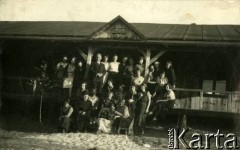 Ok.1933, prawdopodobnie Kurnędz nad Pilicą k. Sulejowa, woj. łódzkie, Rzeczpospolita Polska.
Prawdopodobnie obóz Związku Młodzieży Chrześcijańskiej 
