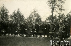 Ok.1933, prawdopodobnie Kurnędz nad Pilicą k. Sulejowa, woj. łódzkie, Rzeczpospolita Polska.
Uczennice z Gimnazjum Żeńskiego Zofii Pętkowskiej i Wiktorii Macińskiej w Łodzi podczas wycieczki do obozu Związku Młodzieży Chrześcijańskiej 