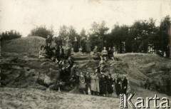 Ok.1933, prawdopodobnie Kurnędz nad Pilicą k. Sulejowa, woj. łódzkie, Rzeczpospolita Polska.
Uczennice Gimnazjum Żeńskiego Zofii Pętkowskiej i Wiktorii Macińskiej w Łodzi podczas wycieczki prawdopodobnie do obozu Związku Młodzieży Chrześcijańskiej 