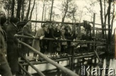 Ok.1933, prawdopodobnie Kurnędz nad Pilicą k. Sulejowa, woj. łódzkie, Rzeczpospolita Polska.
Uczennice Gimnazjum Żeńskiego Zofii Pętkowskiej i Wiktorii Macińskiej w Łodzi stoją na drewnianym mostku nad wodą. 6. z prawej Larysa Zajączkowska. 
Fot. NN, kolekcja Larysy Zajączkowskiej-Mitznerowej, zbiory Ośrodka KARTA
