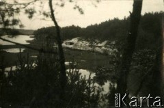 Ok.1933, prawdopodobnie Kurnędz nad Pilicą k. Sulejowa, woj. łódzkie, Rzeczpospolita Polska.
Widok na brzeg rzeki Pilicy.
Fot. NN, kolekcja Larysy Zajączkowskiej-Mitznerowej, zbiory Ośrodka KARTA
