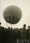 Lata 30., Rzeczpospolita Polska.
Uczennice Gimnazjum Żeńskiego Zofii Pętkowskiej i Wiktorii Macińskiej w Łodzi oglądają Krajowe Zawody Balonów Wolnych o Puchar im. płk Aleksandra Wańkowicza. Nad nimi widoczny balon z napisem 