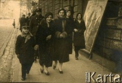 Lata 30., Rzeczpospolita Polska.
Przechodnie na ulicy. 1. z lewej Jerzy Zajączkowski (brat Larysy), 3. Larysa. 
Fot. NN, kolekcja Larysy Zajączkowskiej-Mitznerowej, zbiory Ośrodka KARTA