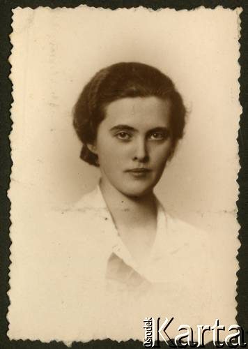 Ok. 1939, Rzeczpospolita Polska.
Portret Larysy Zajączkowskiej. 
Fot. NN, kolekcja Larysy Zajączkowskiej-Mitznerowej, zbiory Ośrodka KARTA