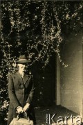 Lata 40., brak miejsca.
Larysa Zajączkowska przed budynkiem. 
Fot. NN, kolekcja Larysy Zajączkowskiej-Mitznerowej, zbiory Ośrodka KARTA

