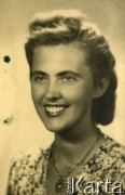 Lata 40., brak miejsca.
Portret Larysy Zajączkowskiej. 
Fot. NN, kolekcja Larysy Zajączkowskiej-Mitznerowej, zbiory Ośrodka KARTA

