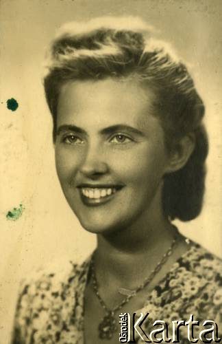 Lata 40., brak miejsca.
Portret Larysy Zajączkowskiej. 
Fot. NN, kolekcja Larysy Zajączkowskiej-Mitznerowej, zbiory Ośrodka KARTA


