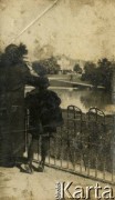 1925-1927, Francja.
Larysa Zajączkowska z babcią Larysą Michelson na spacerze w parku.
Fot. NN, kolekcja Larysy Zajączkowskiej-Mitznerowej, zbiory Ośrodka KARTA