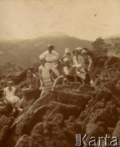 1925-1927, Francja.
Grupa osób na skałach. 3. z prawej (bez koszuli) Piotr Zajączkowski (ojciec Larysy).
Fot. NN, kolekcja Larysy Zajączkowskiej-Mitznerowej, zbiory Ośrodka KARTA
