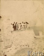 1925-1927, Francja.
Rodzina Zajączkowskich z przyjaciółmi podczas zwiedzania średniowiecznego zamku nad morzem. Na tarasie m.in. Piotr Zajączkowski (2. z lewej, ojciec Larysy).
Fot. NN, kolekcja Larysy Zajączkowskiej-Mitznerowej, zbiory Ośrodka KARTA
