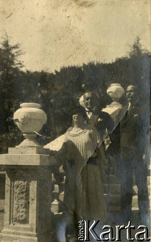 Lata 20., Włochy.
Elżbieta i Piotr Zajączkowscy (rodzice Larysy) z przyjacielem (z prawej) pozują do zdjęcia w pałacowym ogrodzie.
Fot. NN, kolekcja Larysy Zajączkowskiej-Mitznerowej, zbiory Ośrodka KARTA